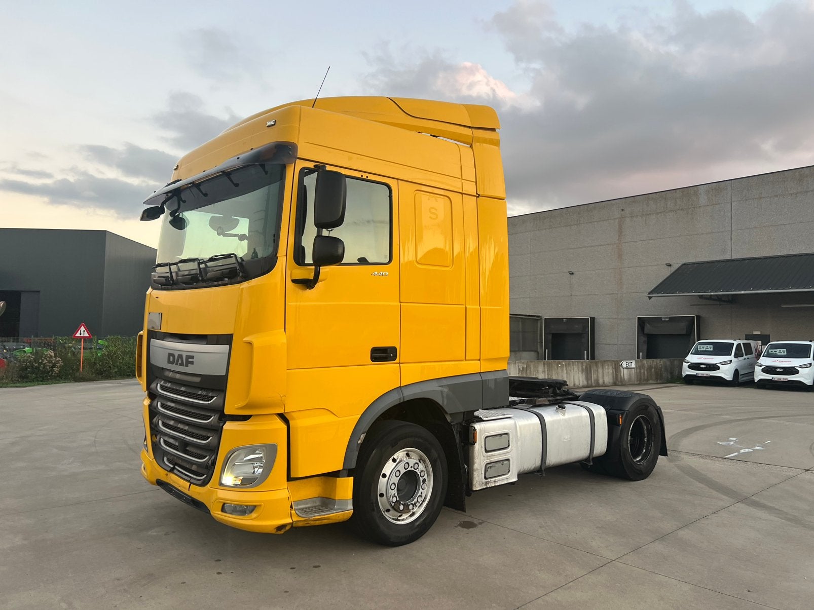 Trekker DAF XF 440 AUTOMAAT , 2016 , 540.000 KM, Auto's, Automaat, 4 deurs, Geel, Bedrijf