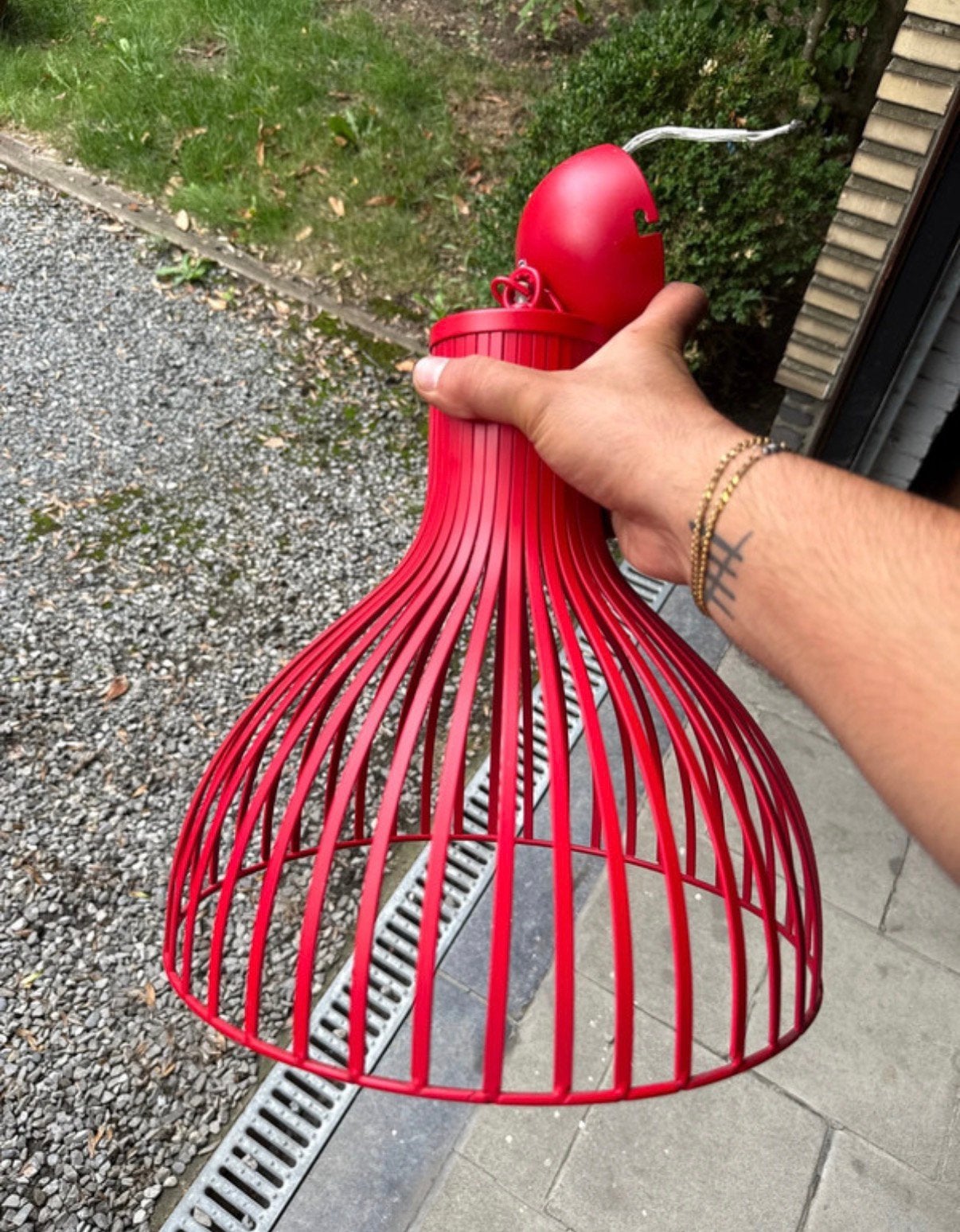 Lampe suspendue avec cage en métal rouge - Conforama Modern, Enlèvement, Comme neuf, Métal