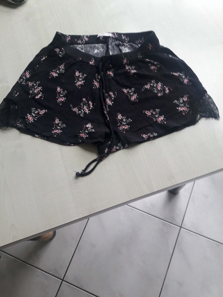 Shortje , maat : XS., Vêtements | Femmes, Culottes & Pantalons, Neuf, Enlèvement ou Envoi, Taille 34 (XS) ou plus petite, Pull & Bear