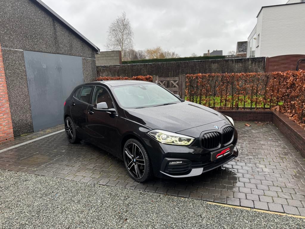 Bmw 118i 136pk Black-Line  / bwjr.:2021 / Veel Opties, Auto's, Voorwielaandrijving, 1 Reeks, 1498 cc, Zwart