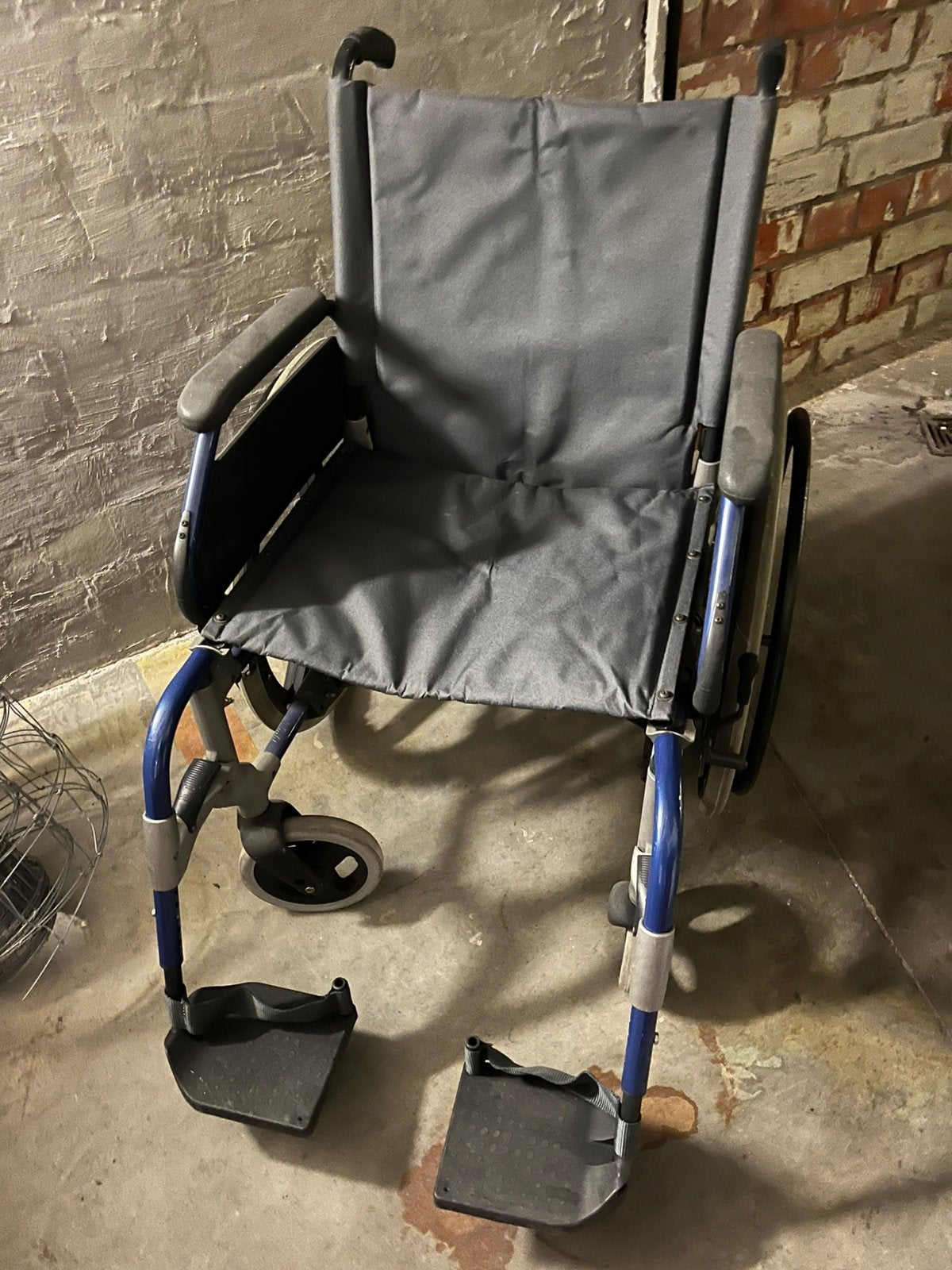 Chaise roulante pliable et pieds amovibles, Divers, Enlèvement, Comme neuf