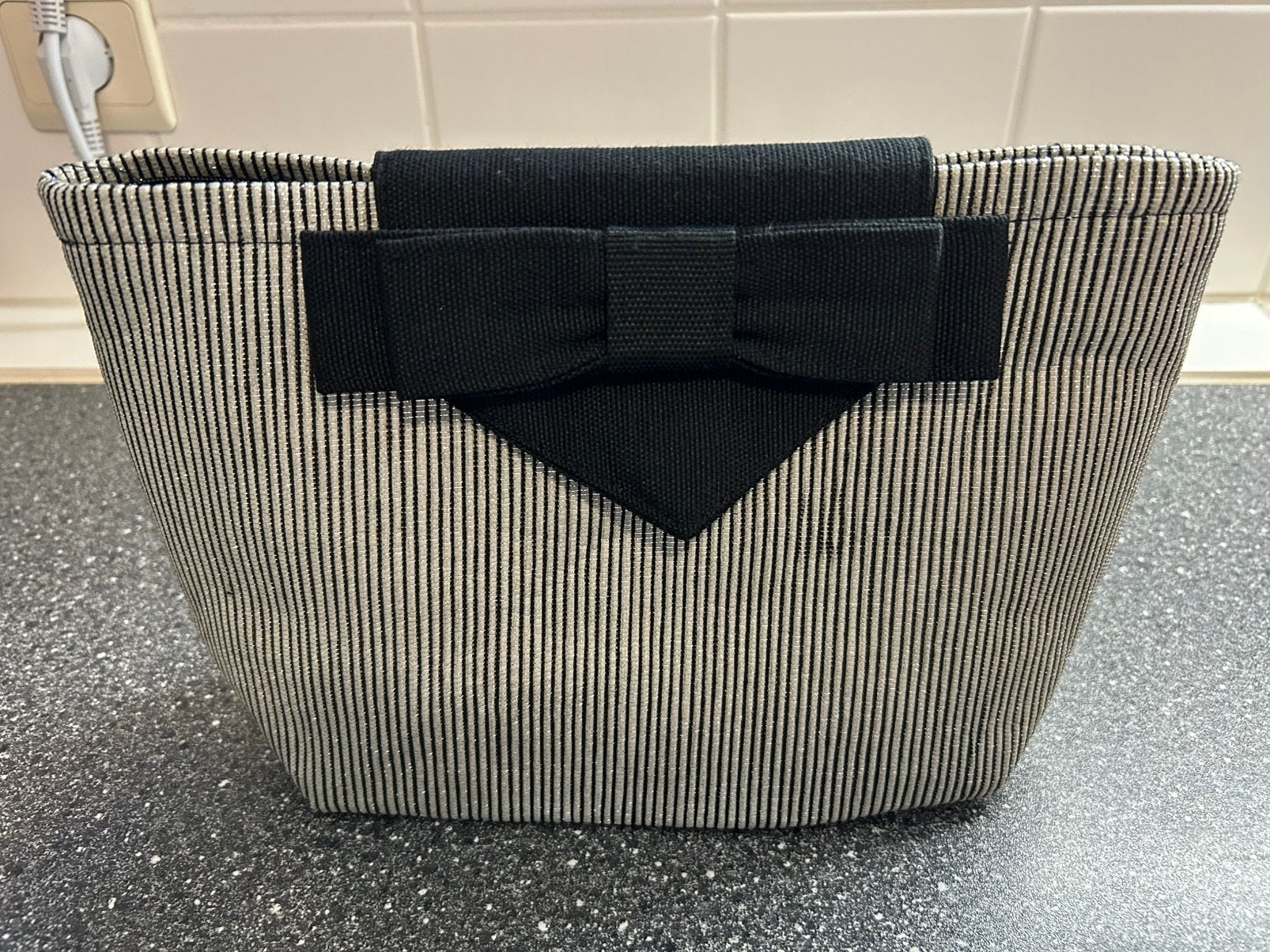 Mooie clutch/toiletzak van Shiseido., Ophalen, Zo goed als nieuw, Zwart, Avondtasje