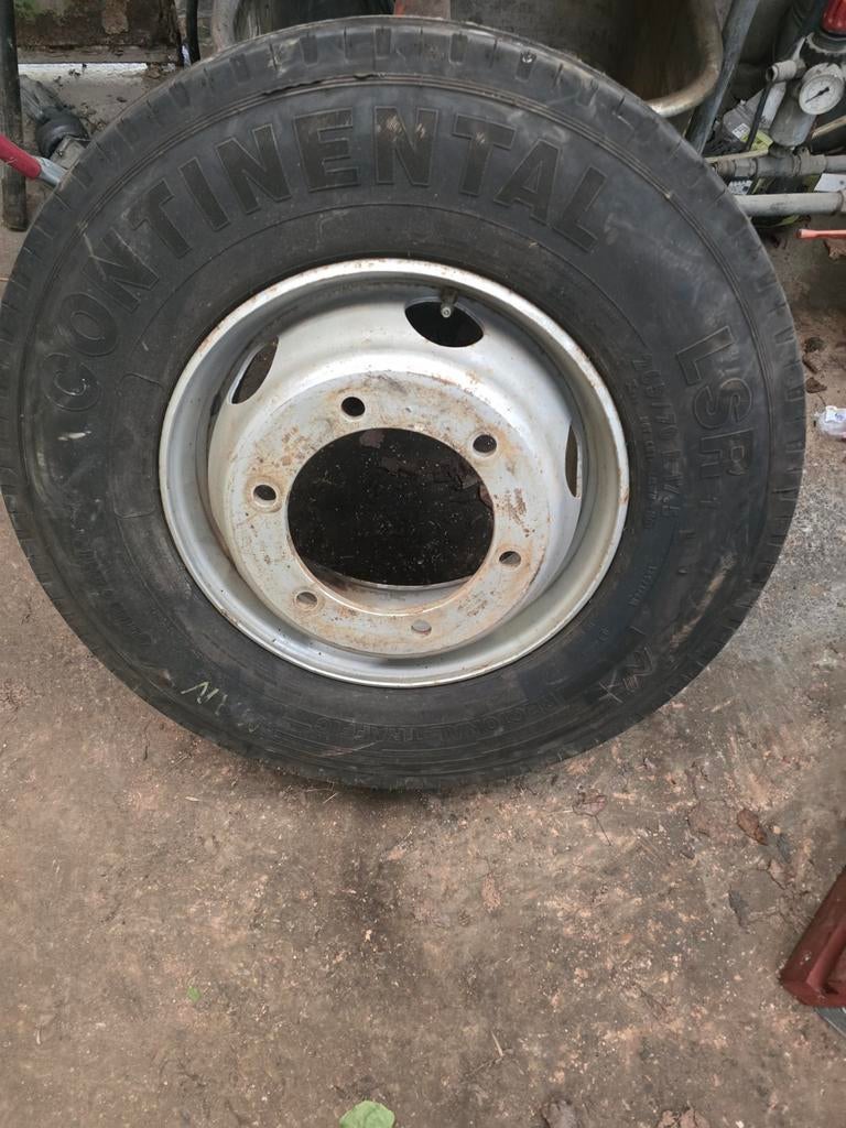 Roue camion complète.