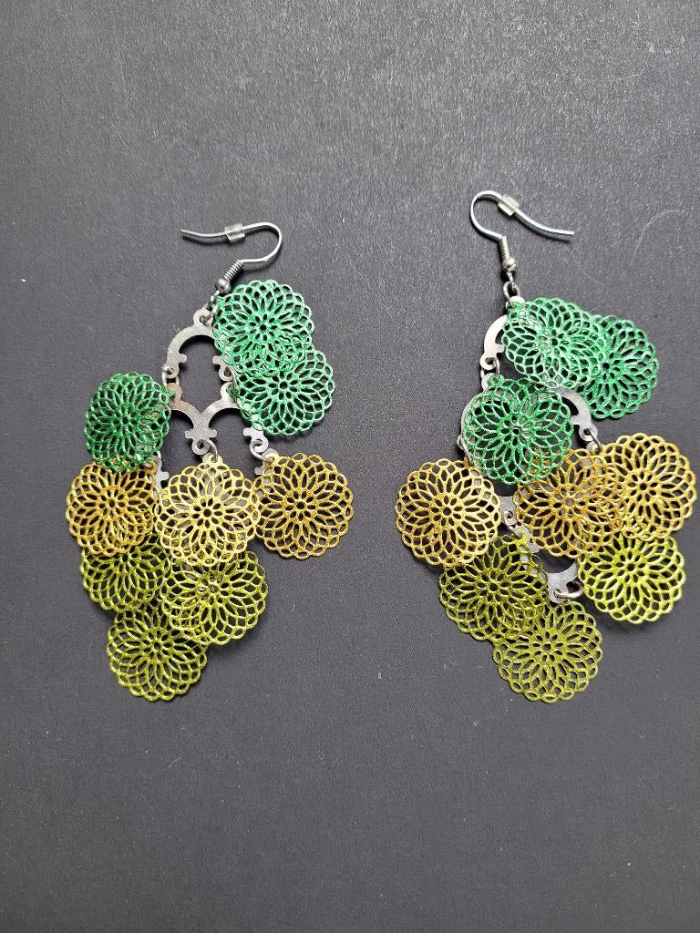 Boucle d 'oreilles pour oreilles percées tricolore verte, Handtassen en Accessoires, Oorbellen, Zo goed als nieuw, Hangers, Overige materialen