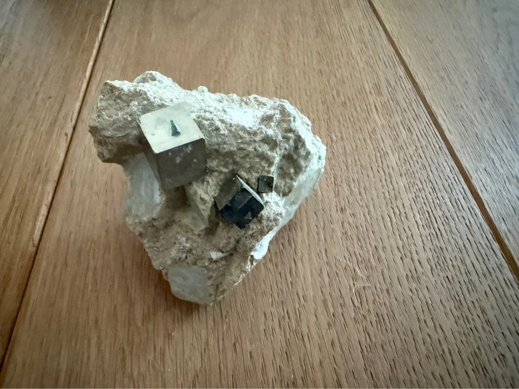 Pyrite cubique sur matrice Navajún Espagne, Collections, Enlèvement ou Envoi, Minéral