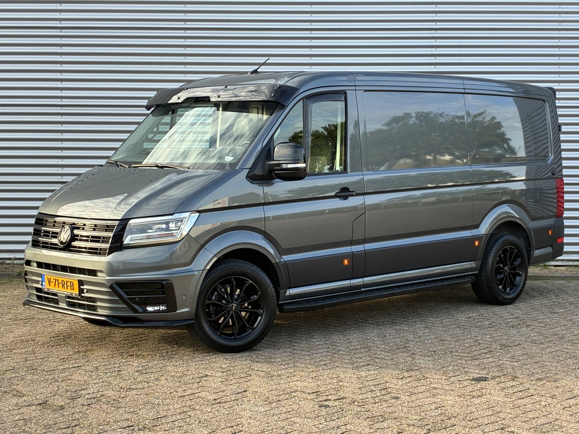 Volkswagen Crafter 177PK L3H2 • Indium Grey • Black Styl, Auto's, Stof, Gebruikt, Euro 6, 4 cilinders