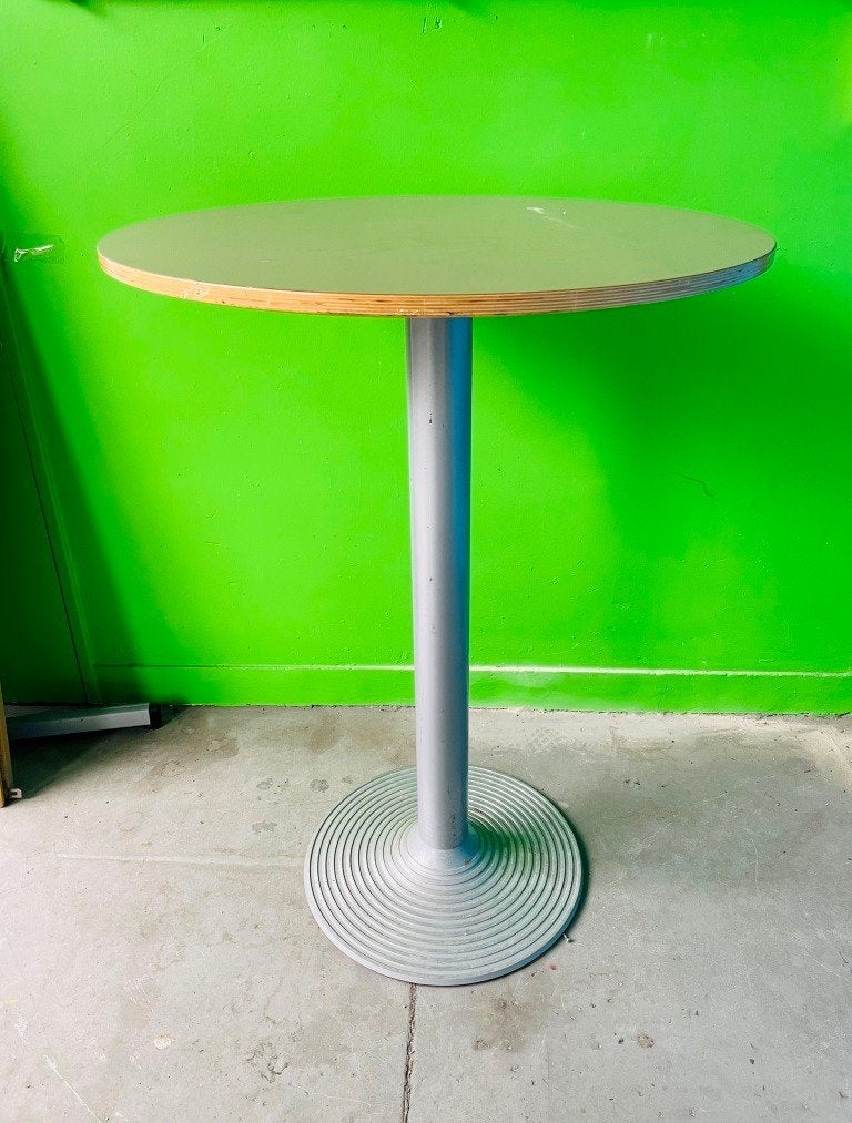 3 x 2 Tables + chaises mange-debout @ OXFAM Solidarité, Maison & Meubles, Enlèvement, Utilisé