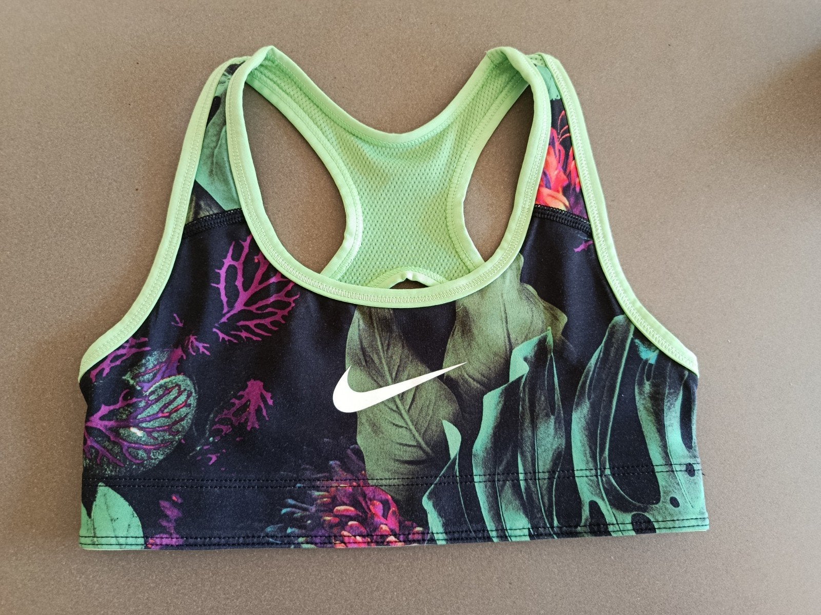 Sporttopje Nike (omkeerbaar) +/- 10 jaar, Ophalen, Kindermaat 122 t/m 140, Zo goed als nieuw, Turnpak(je)