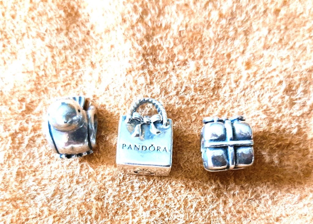 Te koop: Drie leuke sterling zilveren Pandora bedels., Handtassen en Accessoires, Bedels, Ophalen, Pandora, Zo goed als nieuw