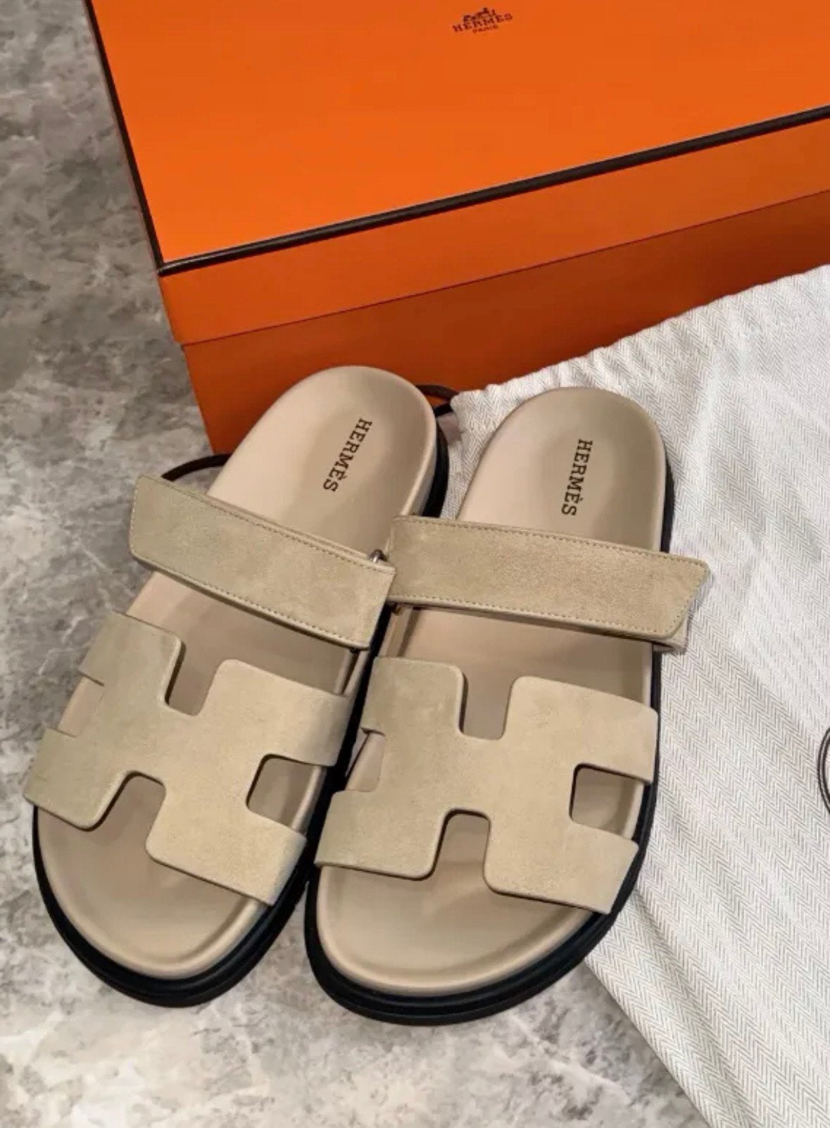 Nieuwe Hermes Chypre sandalen in suede, Kleding | Dames, Schoenen, Ophalen of Verzenden, Nieuw, Overige kleuren, Slippers