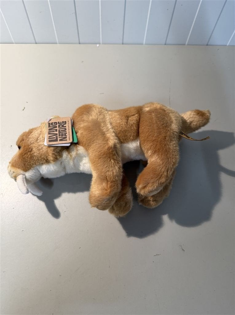 Knuffel - living nature - sabeltand tijger - an395 - sabre t, Kinderen en Baby's, Speelgoed | Knuffels en Pluche, Nieuw, Tijger