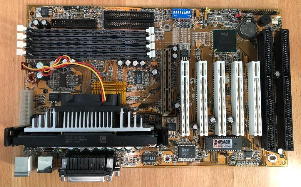 Carte mère23 Gigabyte GA-6BXE (ATX) +PII 350 MHz (SL2WZ), Informatique & Logiciels, Comme neuf, Enlèvement, Slot1, ATX