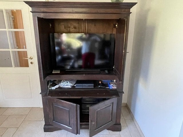 tv kast, Enlèvement