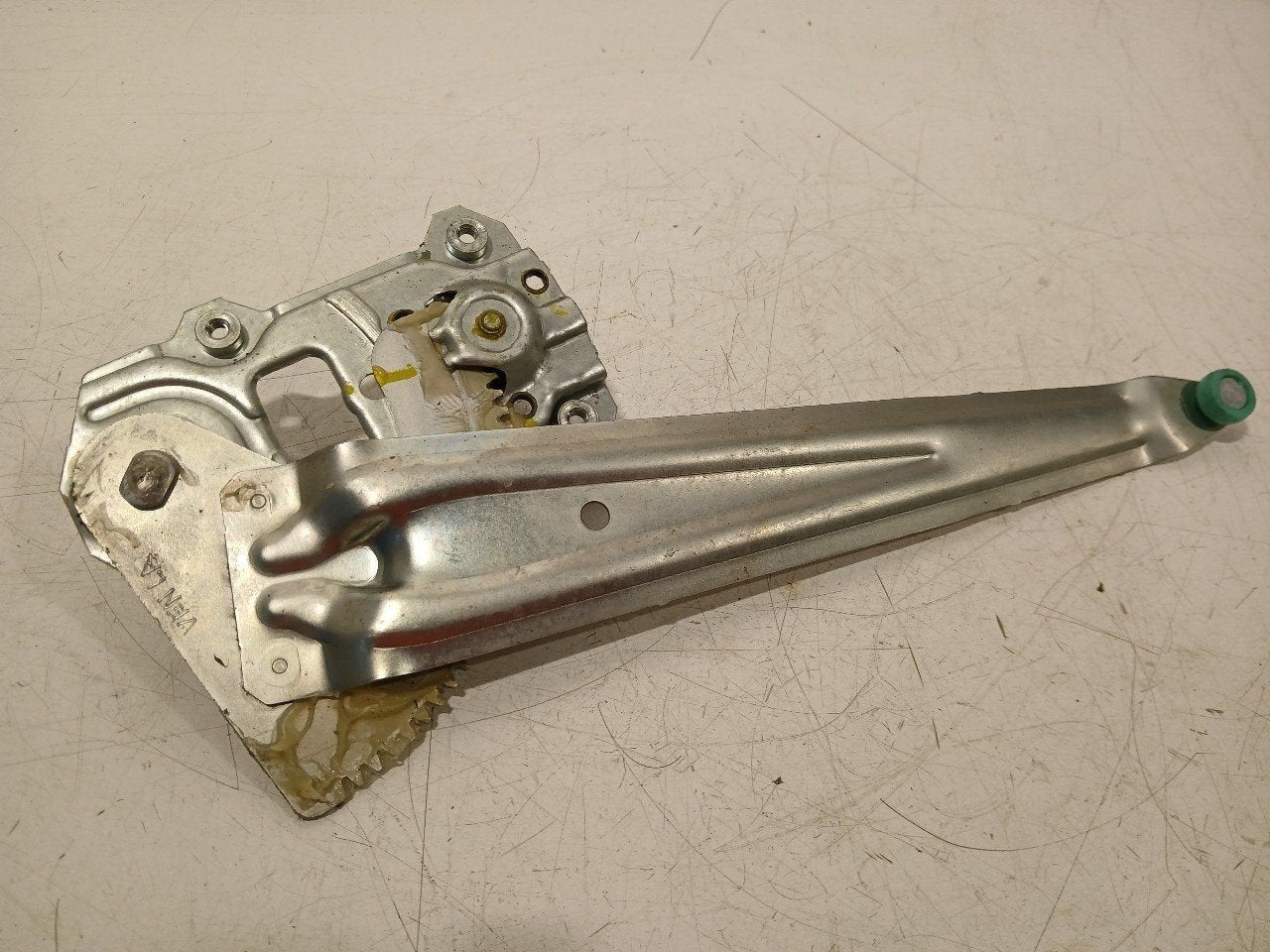 Raammechaniek links achter Suzuki Swift, Onderdelen@venauto.nl, Van der Ven Autorecycling B.V., Ettenseweg 76, 4706 PB Roosendaal, The Netherlands