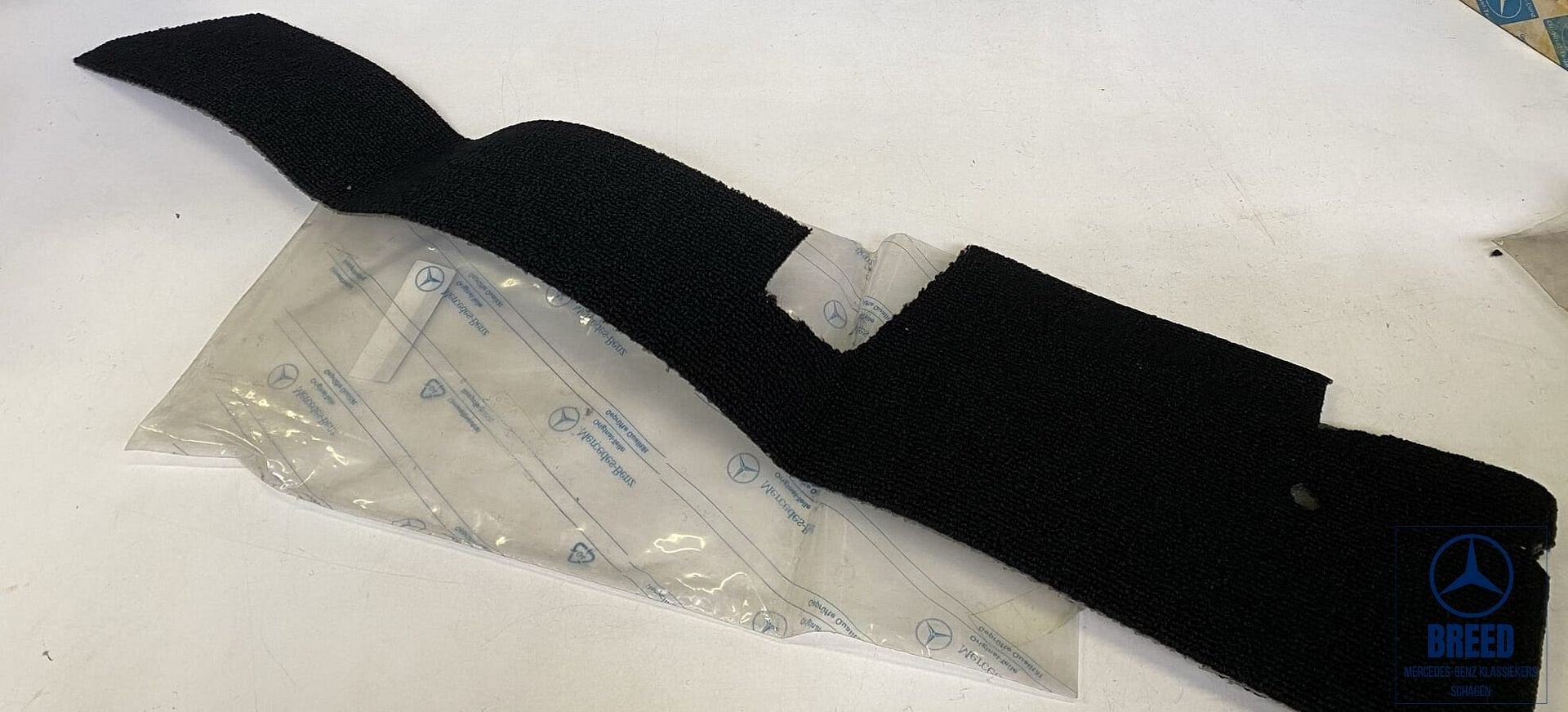 NOS bekleding binnendorpel links zwart Mercedes-Benz W123, -, Nieuw, Ophalen of Verzenden, -