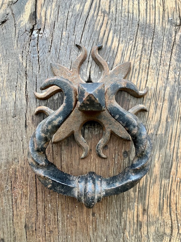 Smeedijzeren deurgreep of deurklopper, Ophalen