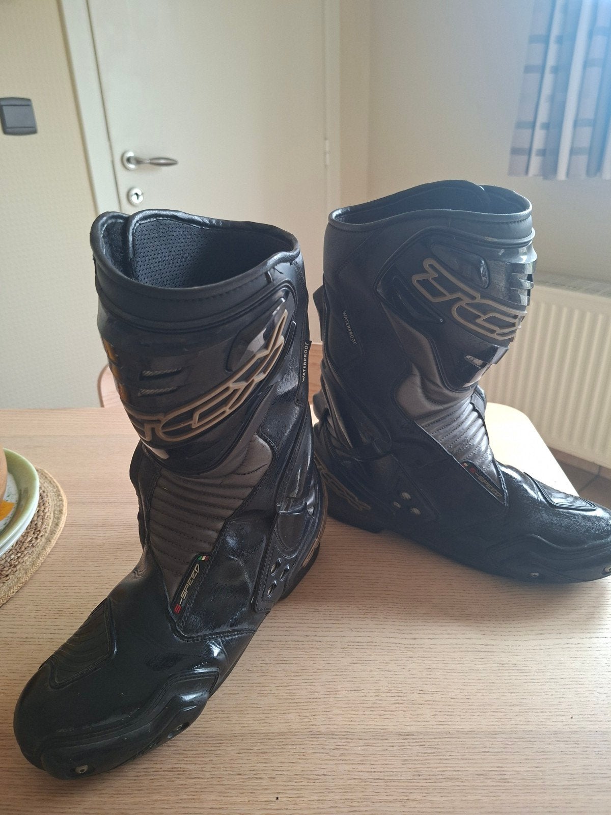 Moto botten, Enlèvement