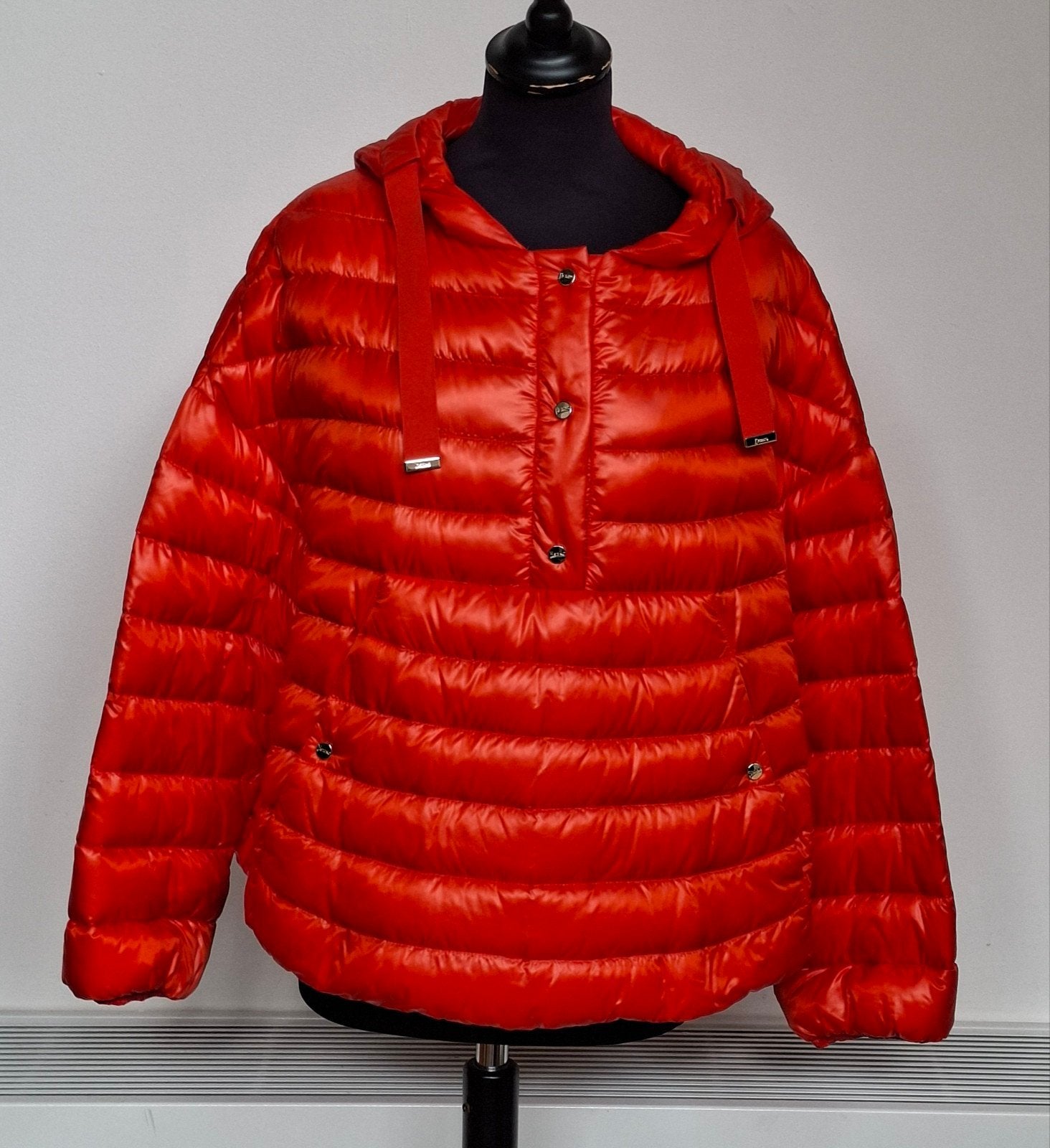 HERNO.    (NEW. +/_ 585€), Ophalen of Verzenden, Maat 38/40 (M), Oranje