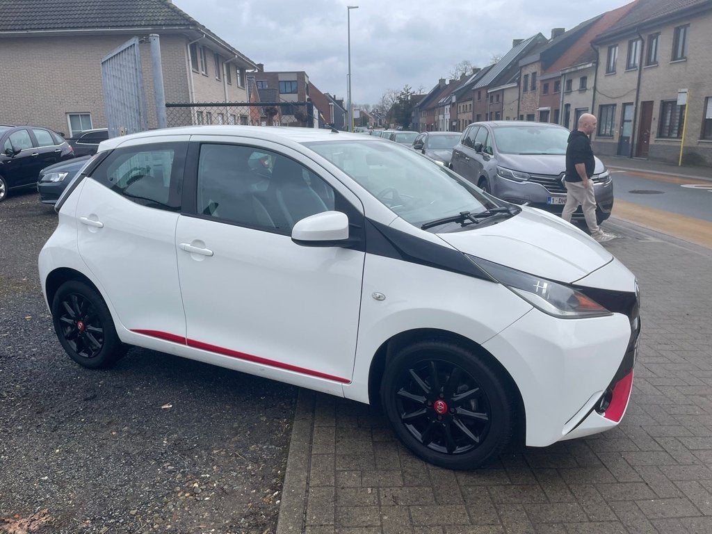 Toyota Aygo 1.0 benzine van 01/2015 met 112000km!, Auto's, Toyota, Voorwielaandrijving, Stof, Zwart, Wit
