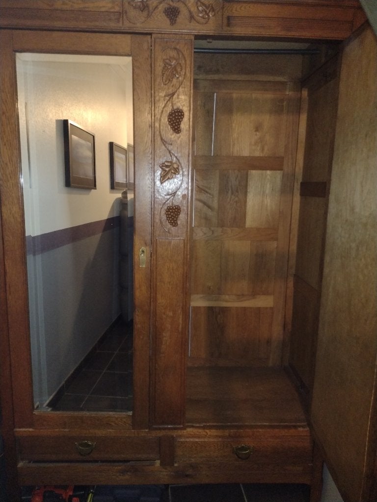 Armoire en chêne massif sculpté, Enlèvement