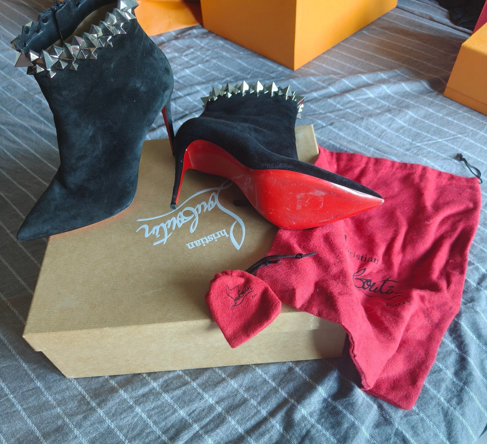 Christian Louboutin limited edition, Ophalen, Zwart, Lage of Enkellaarzen, Zo goed als nieuw