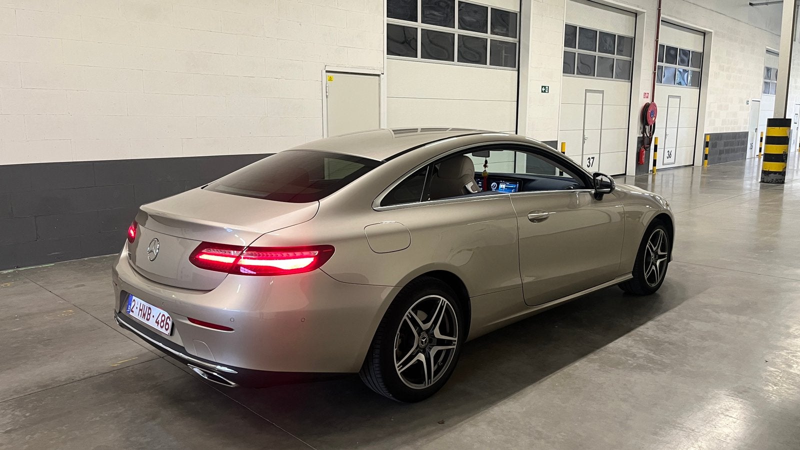 Exclusivité Mercedes E200 Airmatic Coupé, Autos, Cuir, Achat, Entretenue par le concessionnaire, Beige