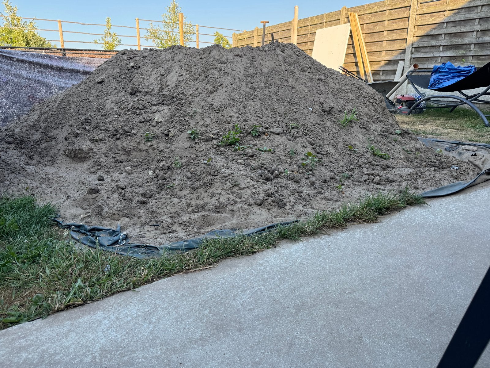 Terre propre et molle à ramasser gratuitement, Jardin & Terrasse, Enlèvement, Comme neuf, Sable pour remblai
