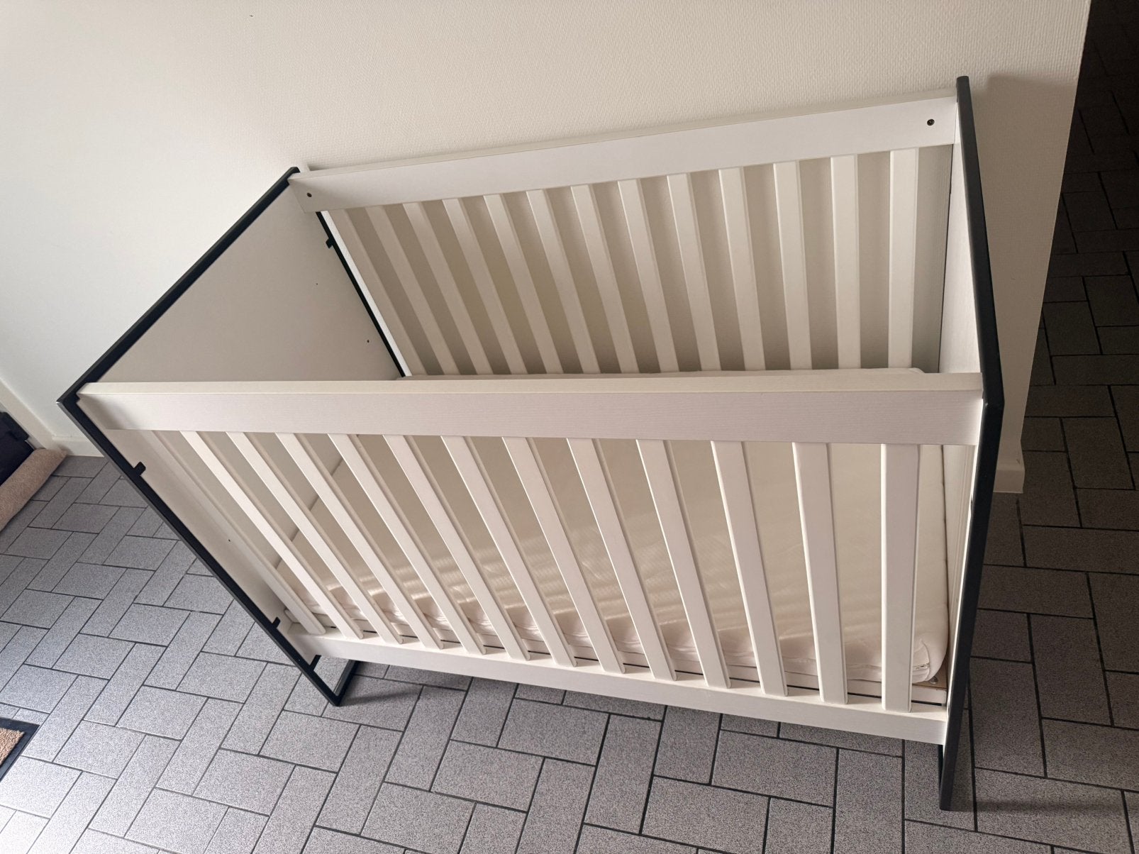 Baby bed en kast met 3 schuiven, Ophalen, Gebruikt