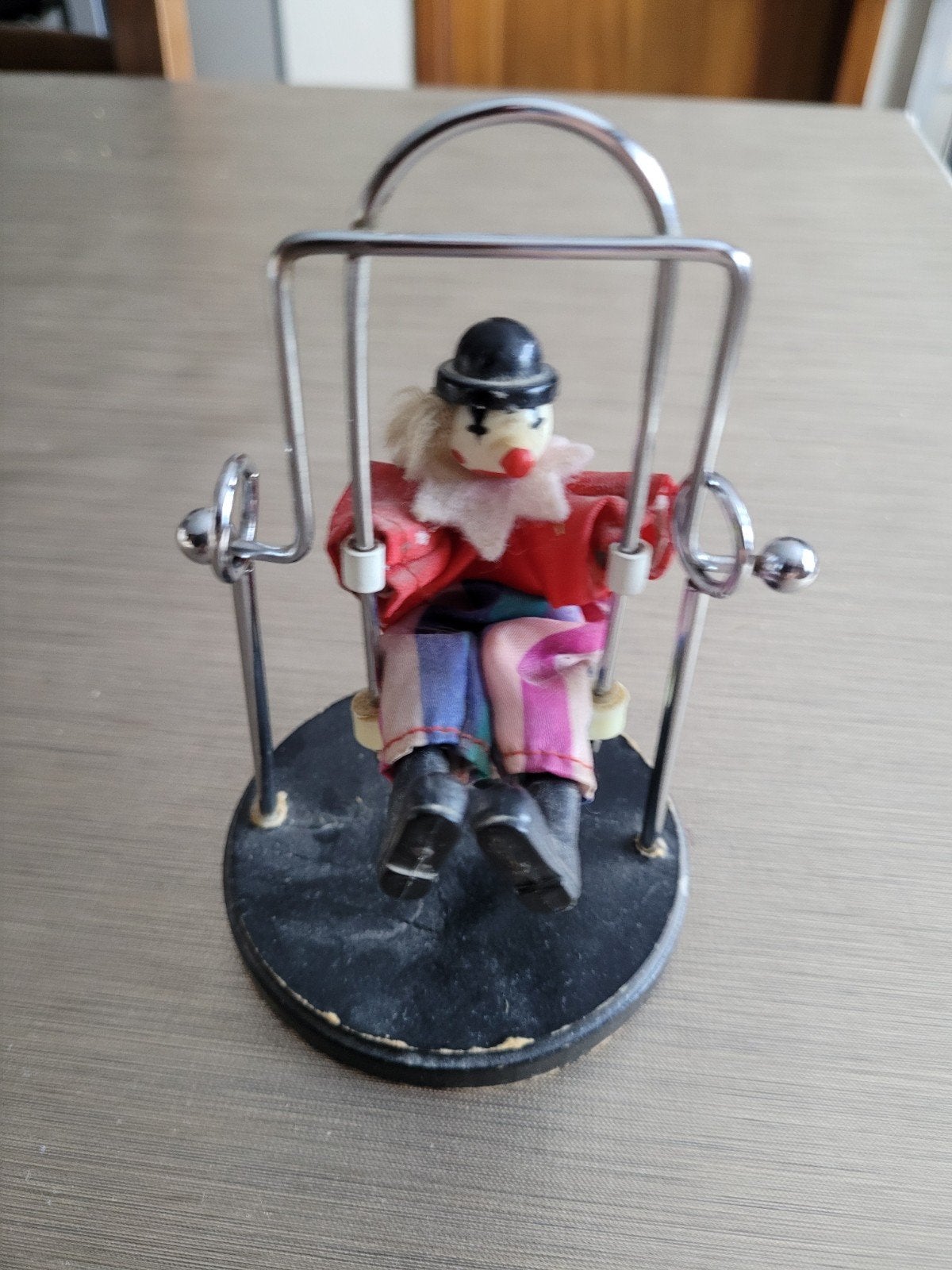un clown sur une vieille balançoire, Collections, Statues & Figurines, Enlèvement ou Envoi