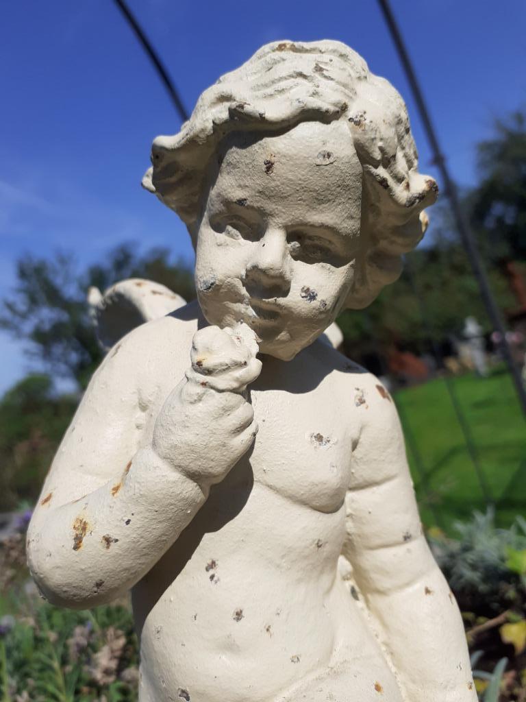 SUPERBE ANGE,ANGELOT  SUR POMME DE PIN EN FONTE PATINEE, Enlèvement ou Envoi, Neuf, Autres matériaux, Ange
