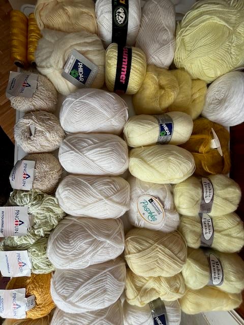 Pakket gele gemengde wol 36 stuks, Hobby en Vrije tijd, Breien en Haken, Ophalen, Zo goed als nieuw