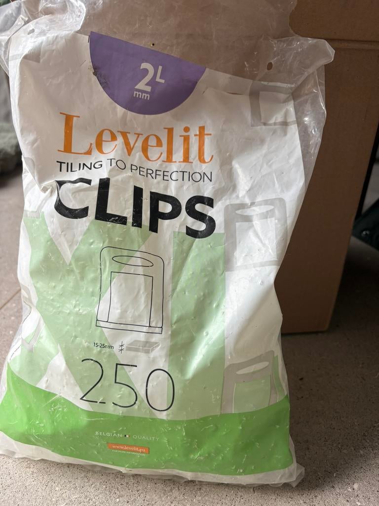 Levelit clips tegels, Enlèvement