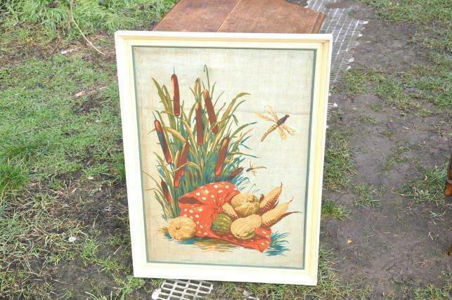 nature morte sur tissu dans encadrement bois
