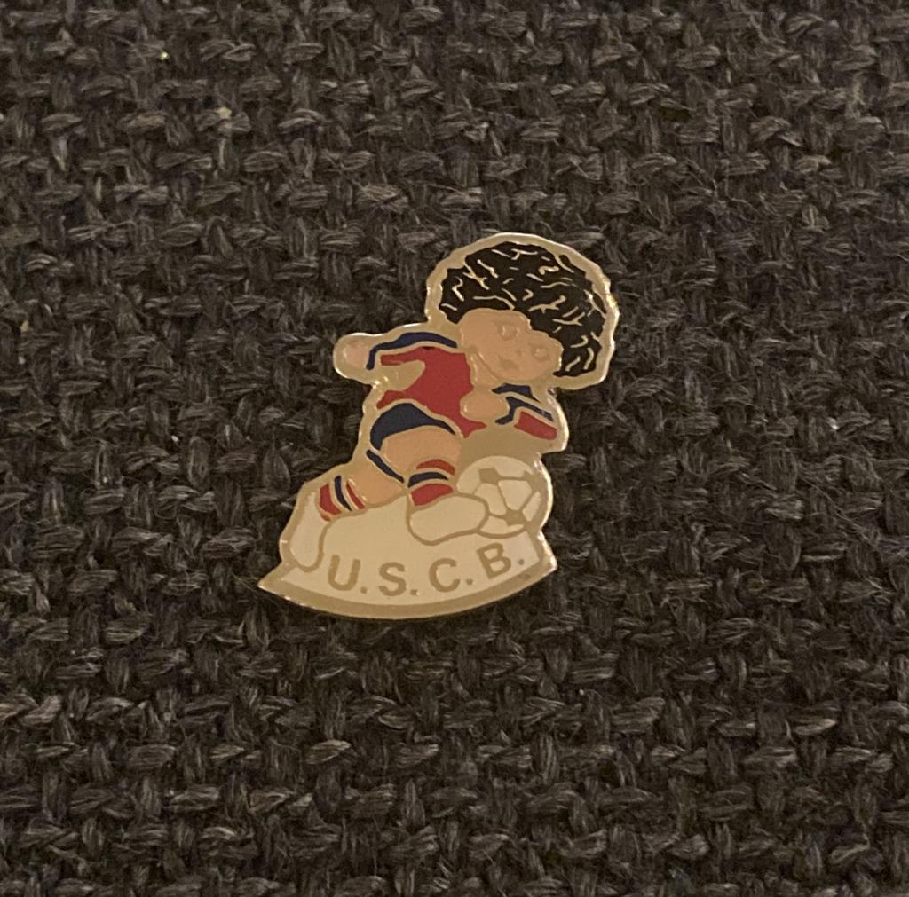 PIN - USCB - FOOTBALL - VOETBAL, Envoi, Utilisé, Sport, Insigne ou Pin's