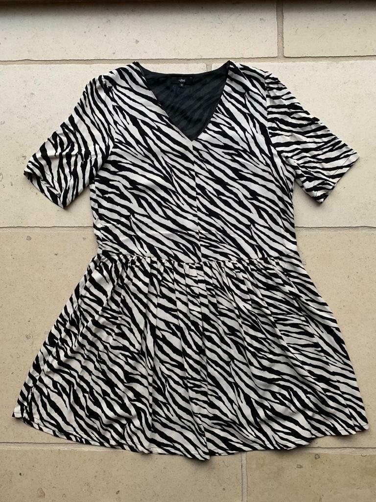 Robe femme à motif zébré noir et blanc, Taille: 40, Taille 38/40 (M), Enlèvement ou Envoi, Au-dessus du genou, Comme neuf