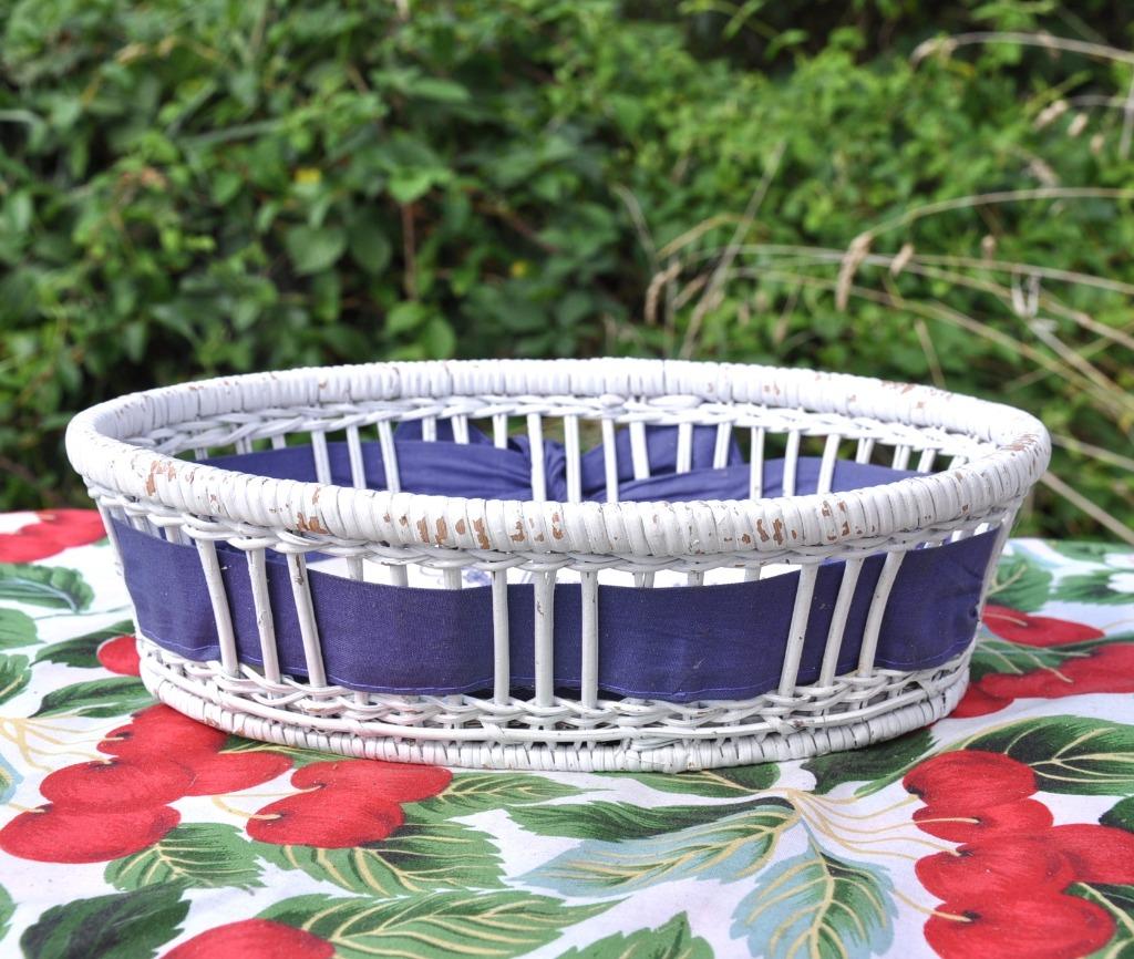 panier corbeille a pain avec tissu blanc et bleu, Maison & Meubles, Enlèvement ou Envoi, Autres matériaux, Ovale, Panier