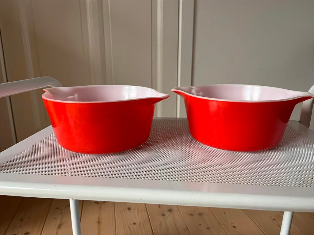Paar vintage felrode Pyrex kommen / ovenschalen, Ophalen of Verzenden