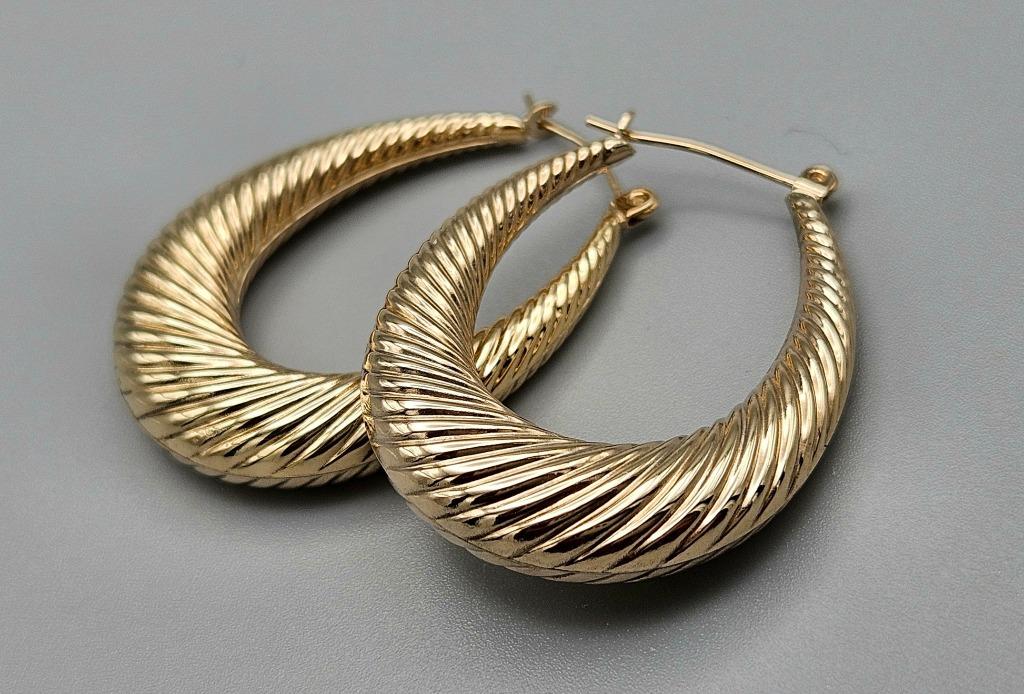 Gouden Vintage bewerkte grove creolen. 2024/449., Handtassen en Accessoires, Antieke sieraden, Ophalen of Verzenden, Goud, Oorbellen