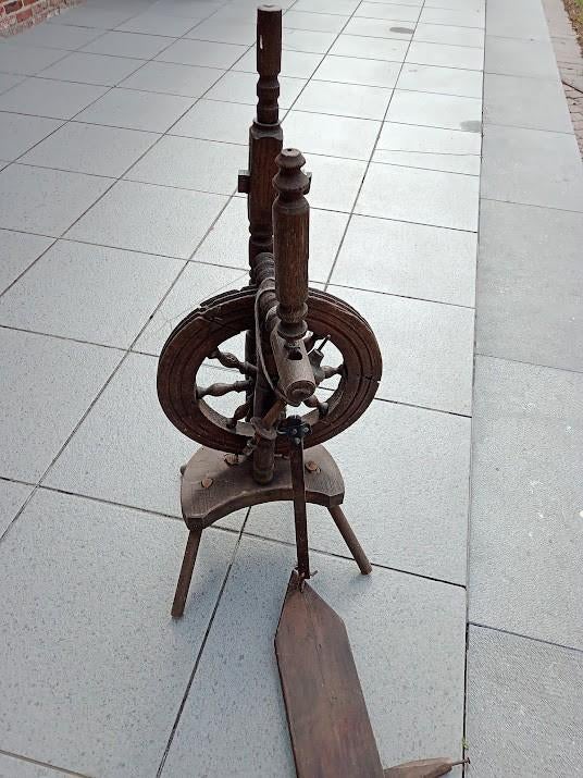 zeer oud spinnenwiel 5€., Ophalen