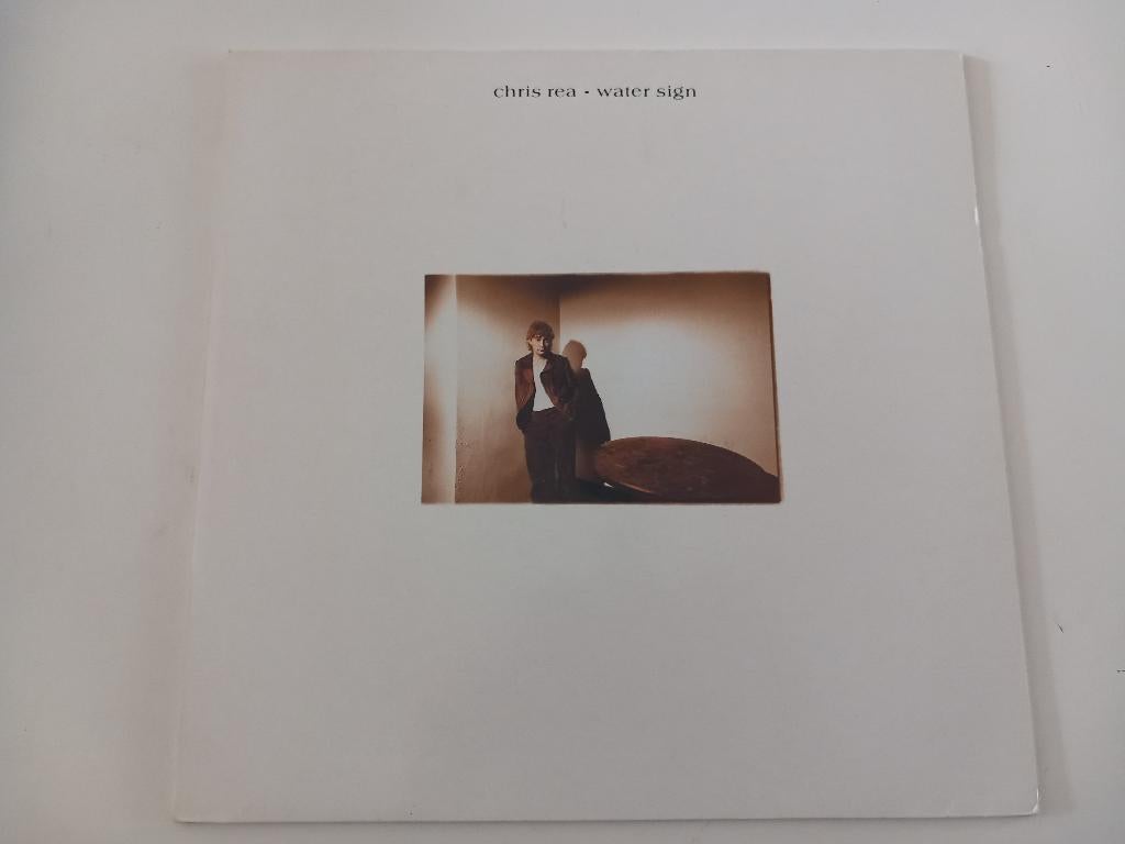 Autocollant en vinyle Chris Rea Water Sign Pop Rock '80s, Enlèvement ou Envoi, Comme neuf, 12 pouces