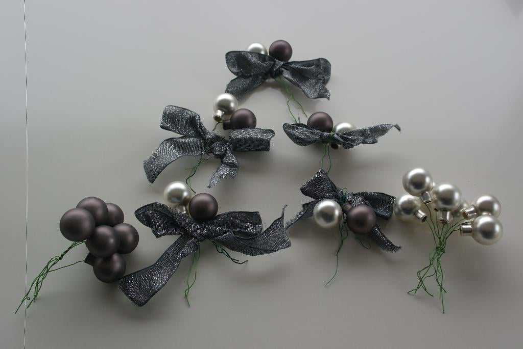 kleine kerstballen wit en paars met bijpassende strikken, Ophalen of Verzenden, Zo goed als nieuw