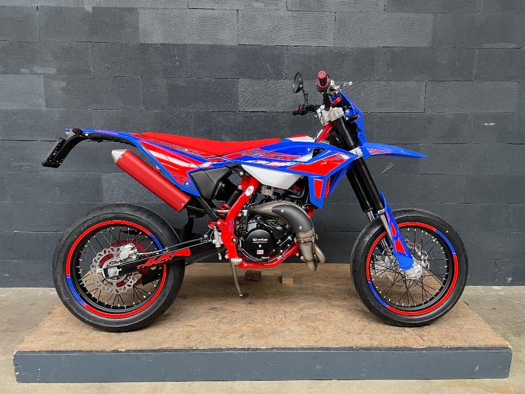 Beta RR 50 Motard Track 2026 Blauw, Nieuw 50cc AM6 Voorraad, Fietsen en Brommers, Brommers | Overige merken, Ophalen, 6 versnellingen