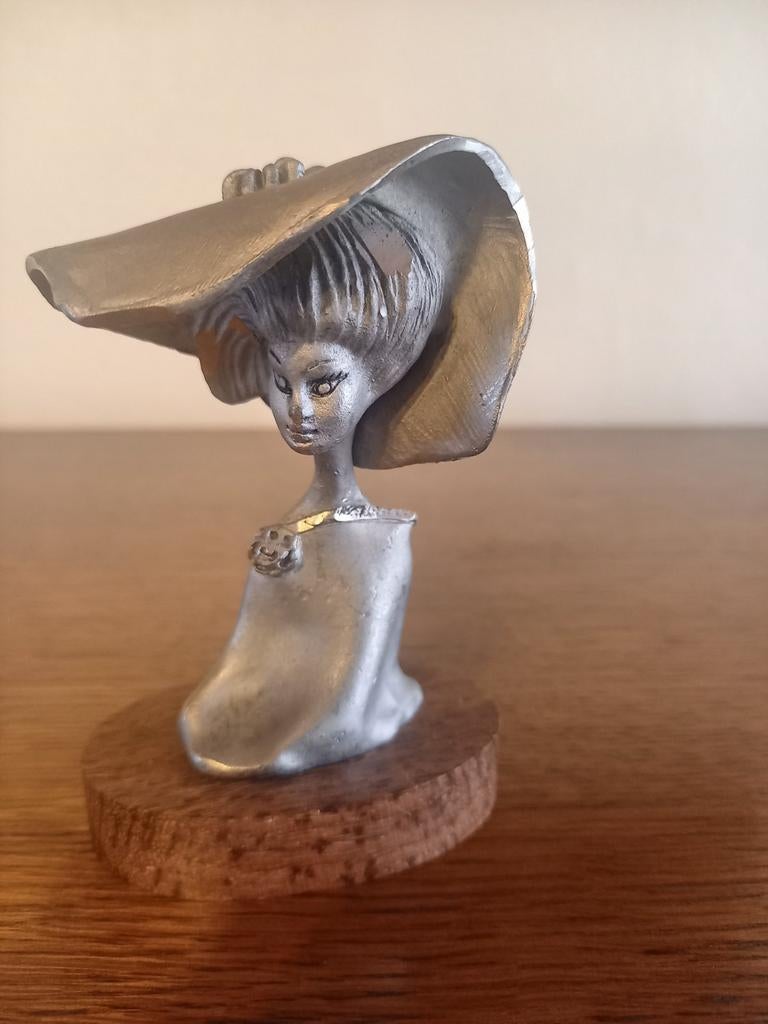 Statue en étain Peltro des années 70 sur socle en bois., Enlèvement