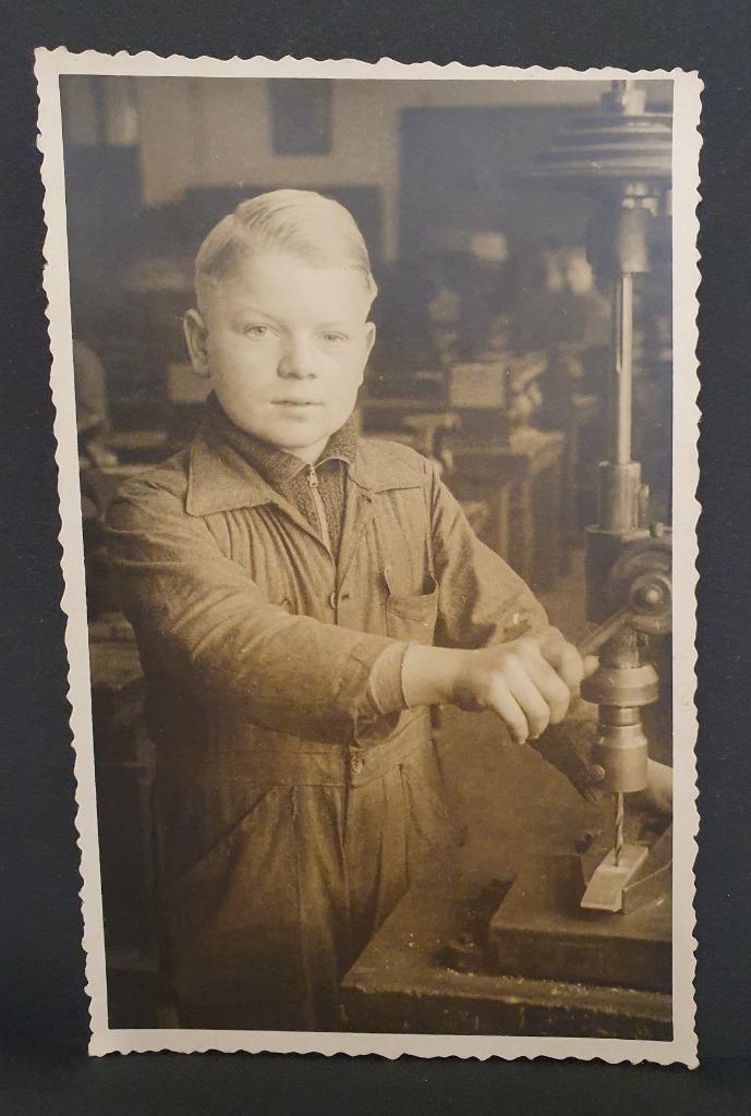Fotokaart Jongen aan boormachine in vakschool, Envoi, 1920 à 1940, Non affranchie, Anvers