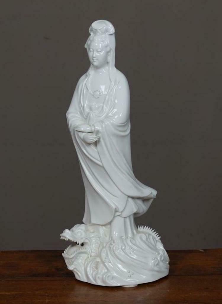 Grote Blanc de Chine Guanyin staande op zeedraak - China, Ophalen