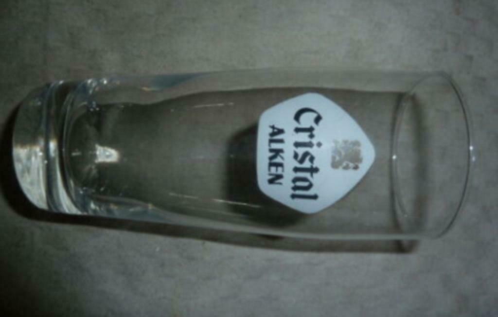 #G bier glas CRISTAL ALKEN ' geen ribbels met wit zwart logo, Verzamelen, Ophalen of Verzenden, Gebruikt, Bierglas