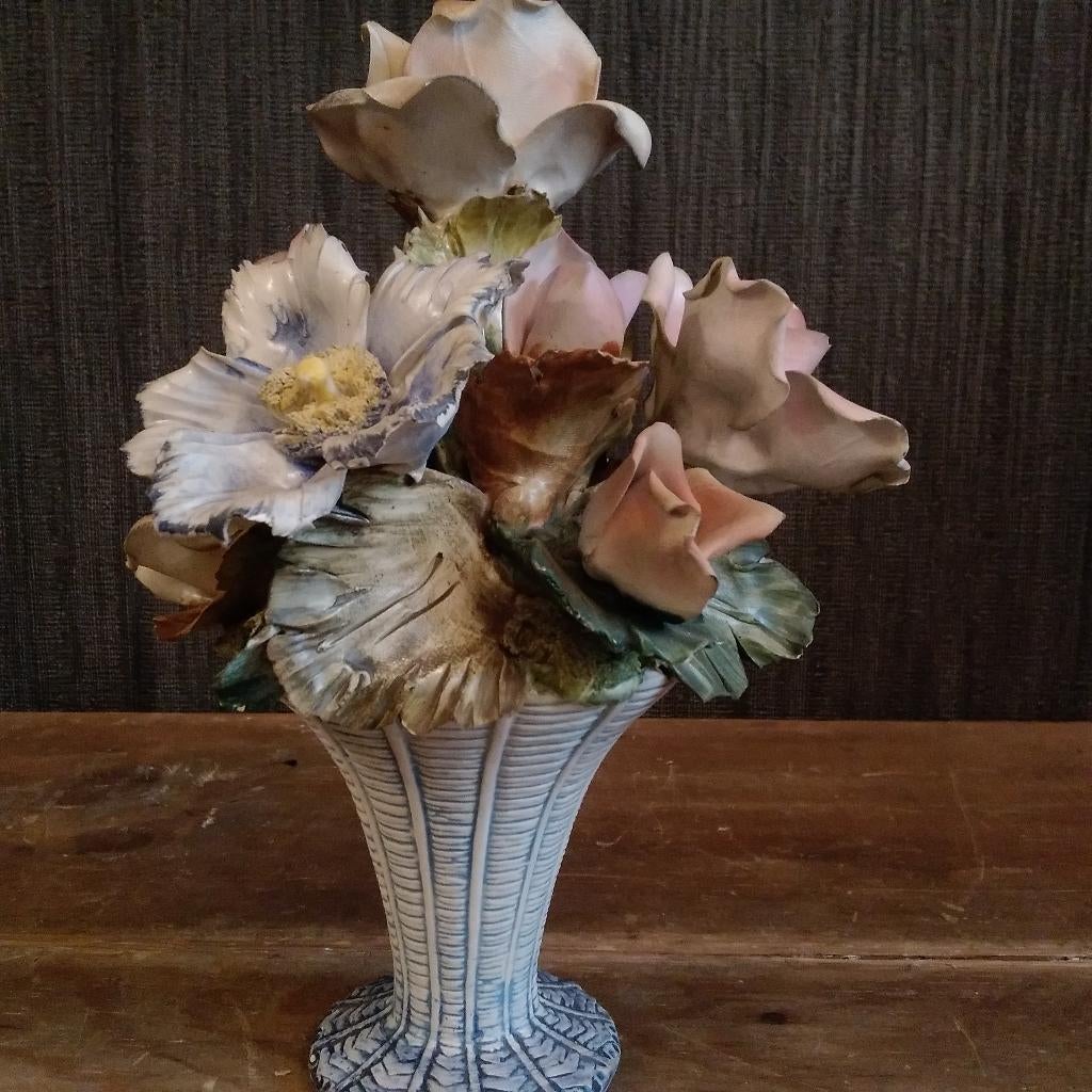 Fleurs anciennes en porcelaine italienne dans un vase, Antiquités & Art, Envoi