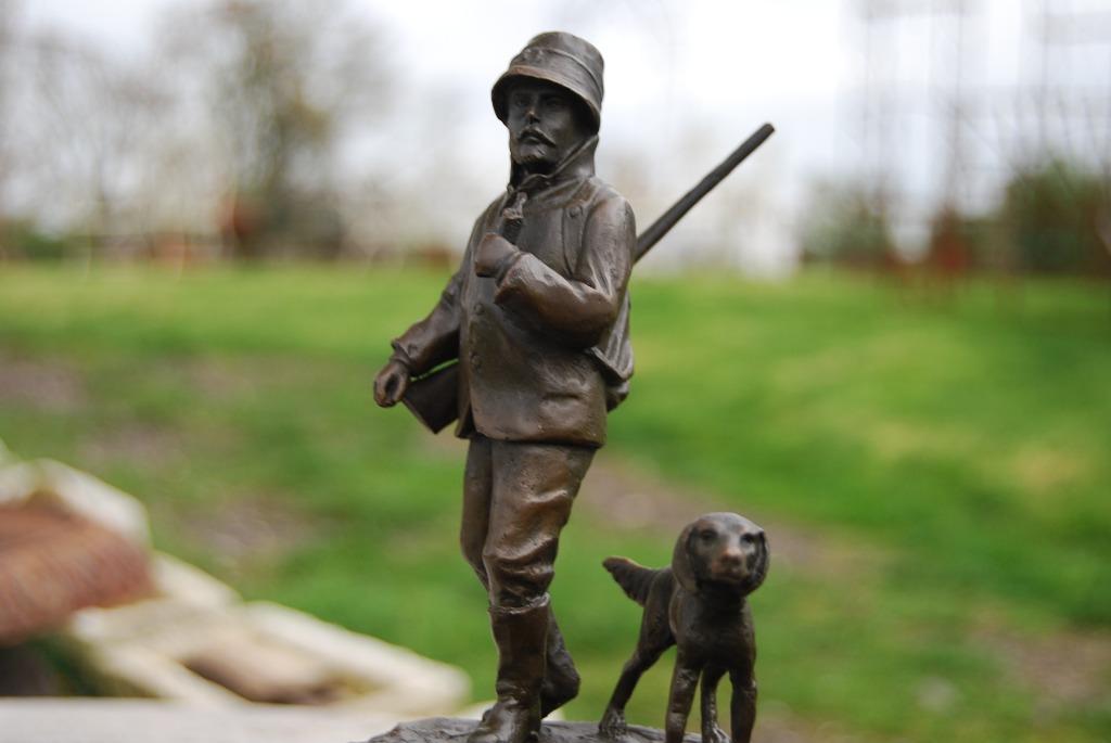 DE JAGER EN ZIJN HOND IN BRONS GESIGNEERD OP EEN SOKKEL, Antiek en Kunst, Ophalen of Verzenden, Brons