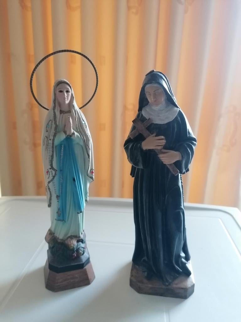 2 beeldjes hard plastiek, Antiek en Kunst, Antiek | Religieuze voorwerpen, Ophalen