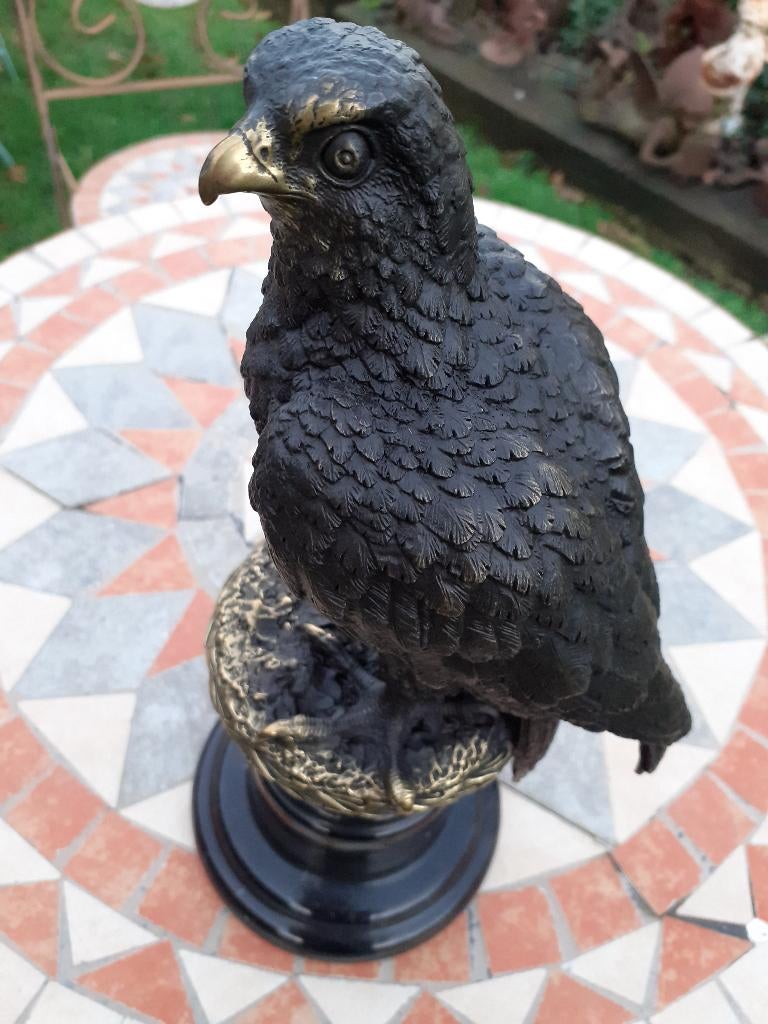 RAPTOR IN BRONS GESIGNEERD OP EEN MARMEREN SOKKEL, Ophalen of Verzenden, Brons